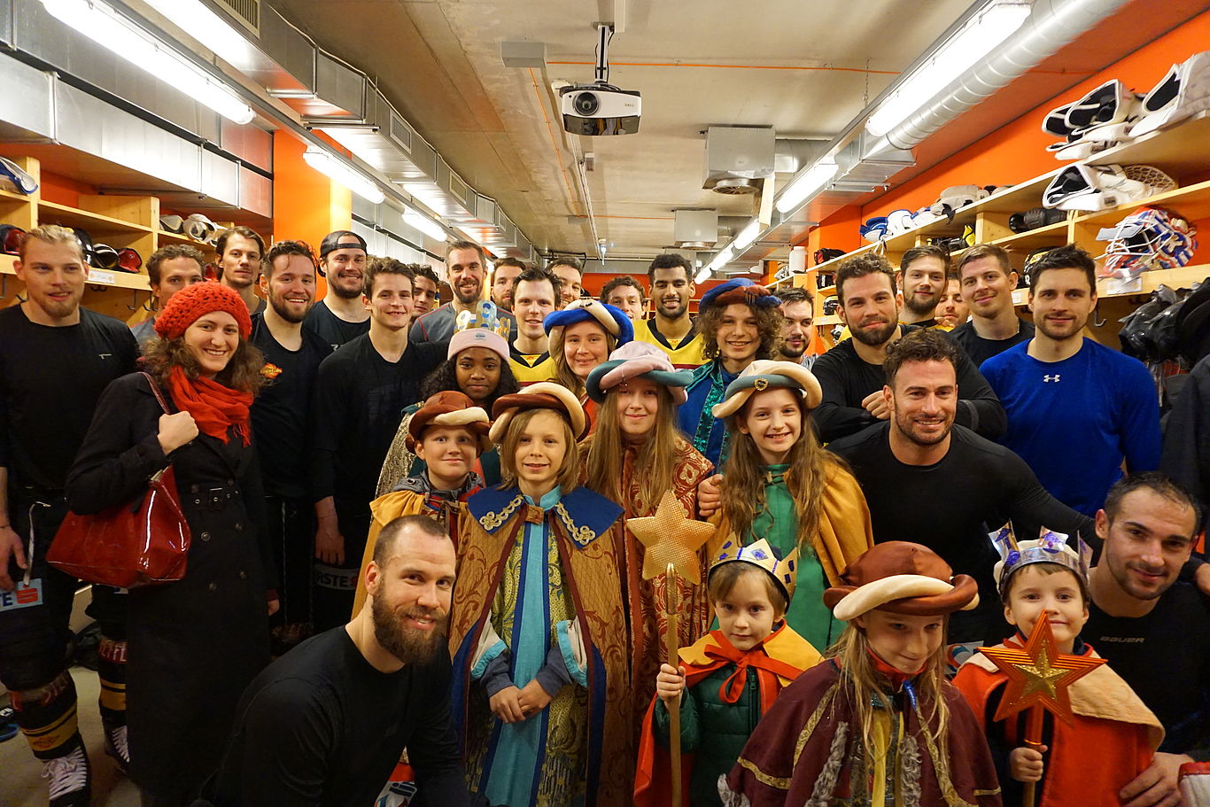 Sternsinger/innen brachten den Eishockeycracks der Vienna Capitals den Segen. Foto: spusu Vienna Capitals