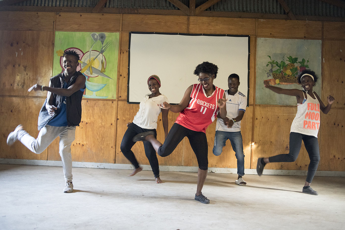 Fünf Jugendliche tanzen eine Choreographie