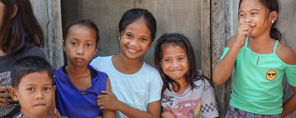 Kinder vom Sternsingerprojekt Child Alert lächeln in die Kamera
