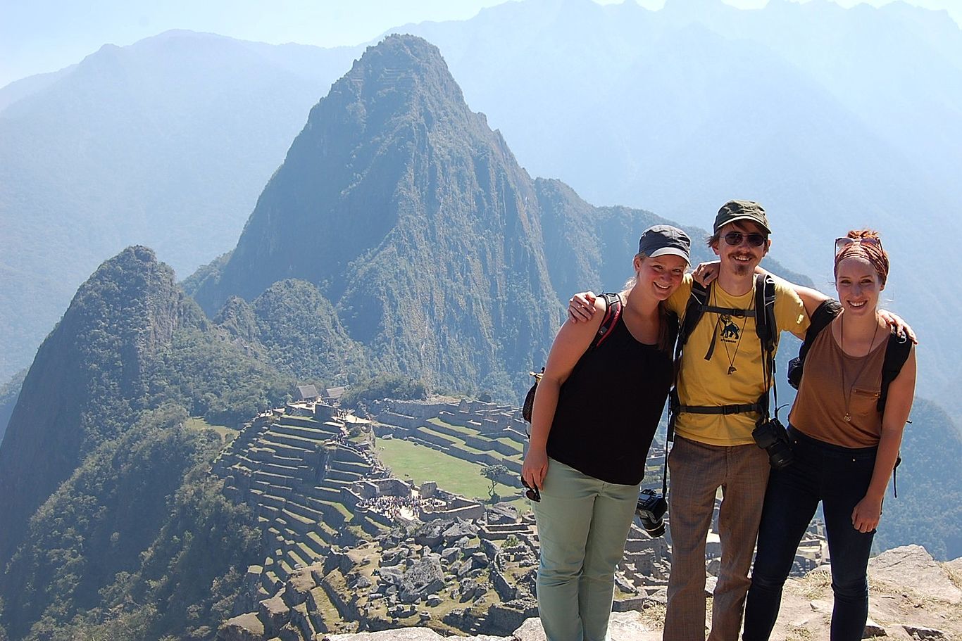 Ausflug zu den Ruinen von Machu Picchu. Teilnehmer/innen posieren vor den Ruinen von Machu Picchu.