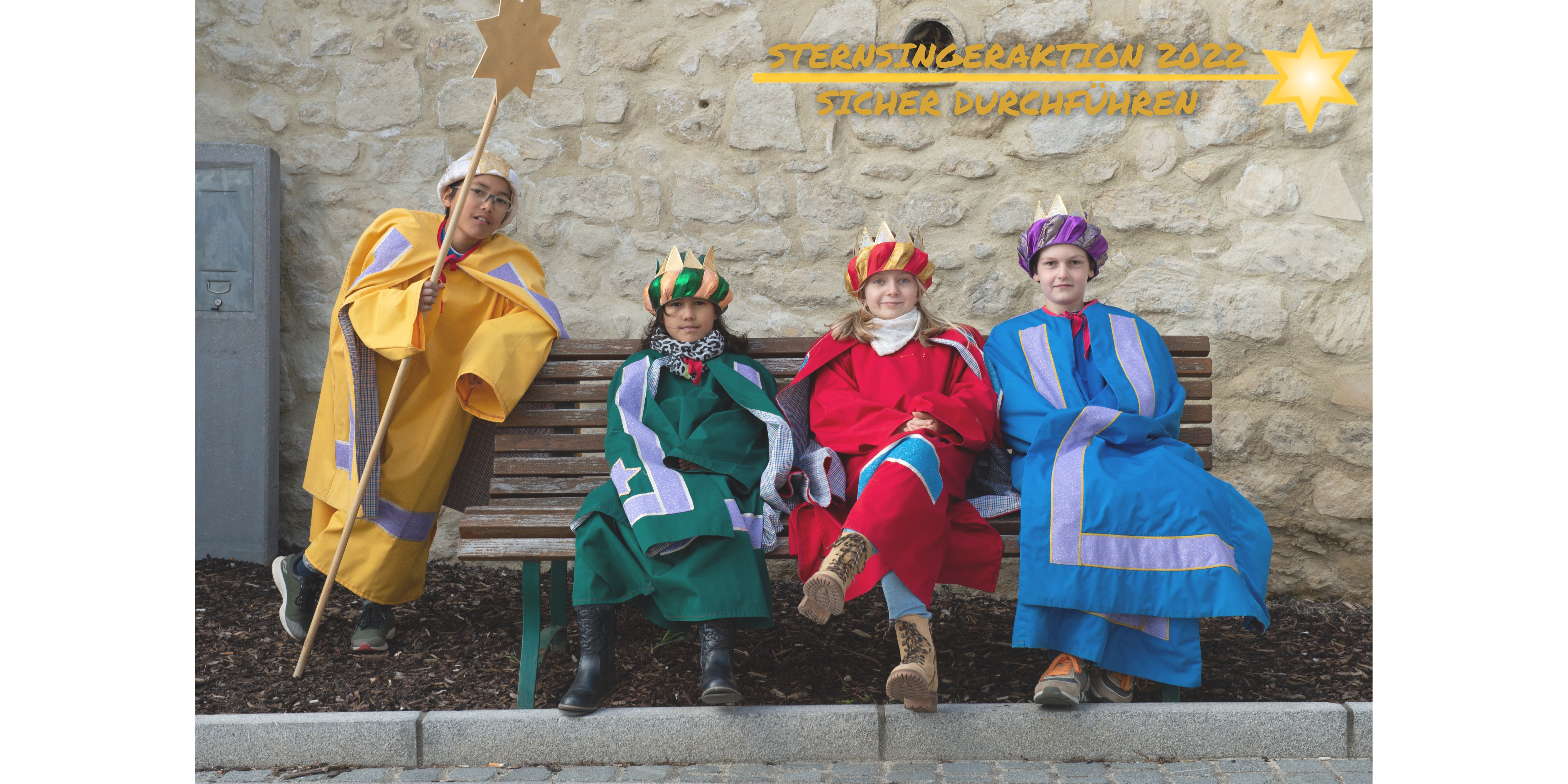 Sternsinger sitzen auf einer Bank
